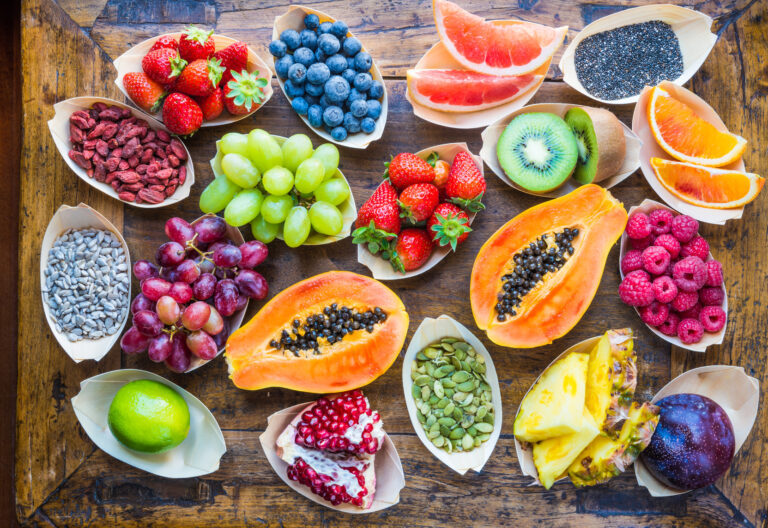 Früchte, Beeren, Nüsse, Samen von oben gesehen. Gesund, entgiftend, Superfood.