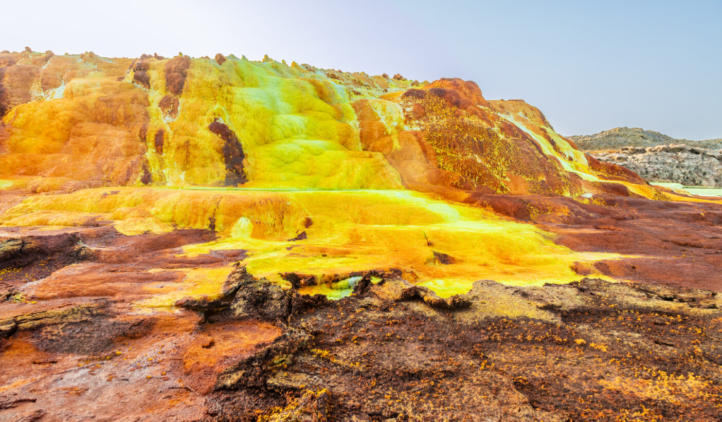 Schwefel, gelbes Pulver, Geruch ist typisch schwefelig, "faule Eier"