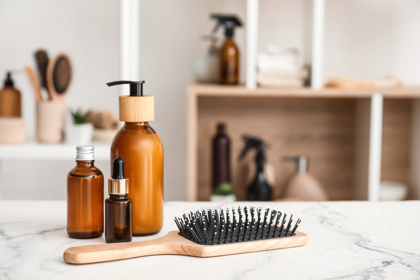 Eine Haarbürste und Flaschen mit Kosmetikprodukten auf dem Tisch im Zimmer